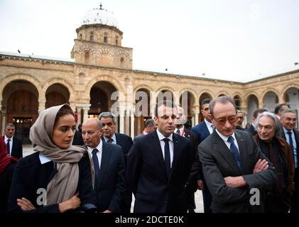 Der französische Präsident Emmanuel Macron (C) steht am 1. Februar 2018 während Macrons erstem Staatsbesuch im nordafrikanischen Land mit dem ehemaligen Pariser Bürgermeister Bertrand Delanoe (C-R) im Innenhof der Zitouna-Moschee in der Medina (Altstadt) der tunesischen Hauptstadt Tunis. Foto von Eric Feferberg/Pool/ABACAPRESS.COM Stockfoto