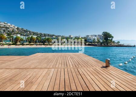 Holzboden und schönes Meer am mediterranen Strand Stockfoto