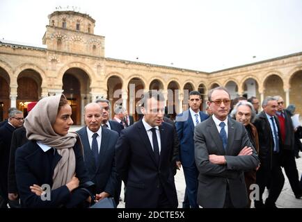 Der französische Präsident Emmanuel Macron (C) steht am 1. Februar 2018 während Macrons erstem Staatsbesuch im nordafrikanischen Land mit dem ehemaligen Pariser Bürgermeister Bertrand Delanoe (C-R) im Innenhof der Zitouna-Moschee in der Medina (Altstadt) der tunesischen Hauptstadt Tunis. Foto von Eric Feferberg/Pool/ABACAPRESS.COM Stockfoto