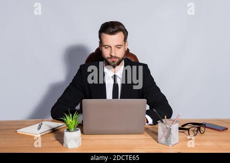 Foto von gut aussehenden Chef Business guy Notebook-Tisch schreiben aussehen Kollegen ernsthaft zuverlässige Person Corporate Chat tragen schwarzen Blazer Hemd Anzug Stockfoto