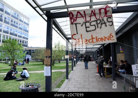 Am 16. April 2018 werden am Tor der Nanterre-Universität in der Nähe von Paris Transparente aufgehängt, um den Rücktritt des Universitätspräsidenten J.F Ballaude zu fordern. Ballaude genehmigte den Eintritt der Polizei auf dem Campus am 9. April, während einer Besetzung des Geländes, um gegen die Einführung von selektiveren Einreisebestimmungen für Universitäten zu protestieren, was zu 4 Studenten führte, die verhaftet wurden. Die wachsende Studentenproteste-Bewegung hat Macrons Regierung irritieren lassen, die sich auch mit Streiks von Eisenbahnmitarbeitern in der ersten großen Prüfung seiner unternehmerfreundlichen Entschlossenheit, die französische Wirtschaft neu zu gestalten, und kämpft Stockfoto