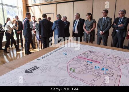 Der Bürgermeister von St-die des Vosges David Valente präsentiert Emmanuel Macron während seiner Reise in die Vogesen das Projekt Herz der Stadt, zusammen mit Jacques Mezard Minister für territorialen Zusammenhalt in Saint-Dié-des-Vosges. Frankreich am 18. April 2018. Foto von Sophie Dupressoir/ABACAPRESS.COM Stockfoto