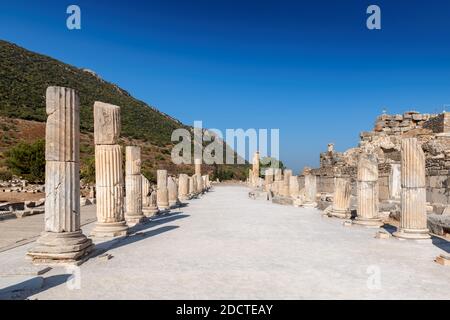 Römische Säulen in den Ruinen der Stadt Ephesus, Selcuk, Izmir, Türkei Stockfoto
