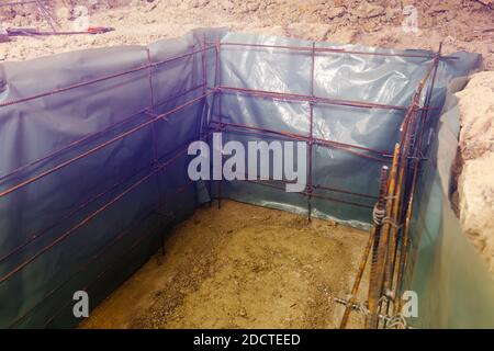 Rahmen von Metallstangen für Keller Keller Beton Gießen vorbereitet Vor dem Aufsetzen der Schalung Stockfoto