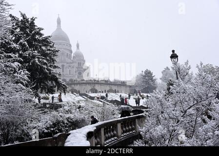 Ein Blick auf die Basilika Sacre Coeur am Dienstag, den 6. Februar 2018 in Paris, Frankreich. Schnee fegte über Nordfrankreich und verursachte Verkehrschaos in Paris während der ersten realen Dosis des winterlichen Wetters in dieser Saison in der französischen Hauptstadt. Der Wetterdienst Meteo France hat die Region Paris auf Schnee und Eis auf den Straßen aufmerksam gemacht, von 27 Abteilungen wird erwartet, dass sie im ganzen Land bis Mittwoch Mittag in Alarmbereitschaft sein wird. Foto von Alain Apaydin/ABACAPRESS.COM Stockfoto