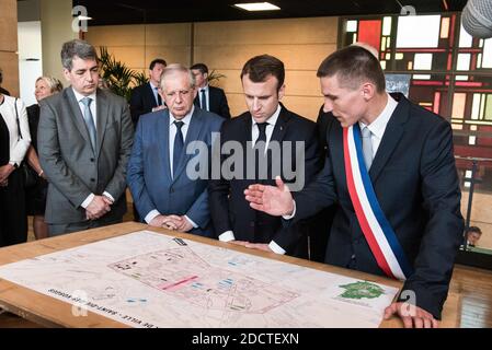 Der Bürgermeister von St-die des Vosges David Valente präsentiert Emmanuel Macron während seiner Reise in die Vogesen das Projekt Herz der Stadt, zusammen mit Jacques Mezard Minister für territorialen Zusammenhalt in Saint-Dié-des-Vosges. Frankreich am 18. April 2018. Foto von Sophie Dupressoir/ABACAPRESS.COM Stockfoto