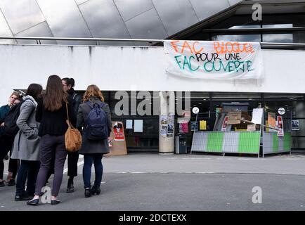 Am 16. April 2018 werden am Tor der Nanterre-Universität in der Nähe von Paris Transparente aufgehängt, um den Rücktritt des Universitätspräsidenten J.F Ballaude zu fordern. Ballaude genehmigte den Eintritt der Polizei auf dem Campus am 9. April, während einer Besetzung des Geländes, um gegen die Einführung von selektiveren Einreisebestimmungen für Universitäten zu protestieren, was zu 4 Studenten führte, die verhaftet wurden. Die wachsende Studentenproteste-Bewegung hat Macrons Regierung irritieren lassen, die sich auch mit Streiks von Eisenbahnmitarbeitern in der ersten großen Prüfung seiner unternehmerfreundlichen Entschlossenheit, die französische Wirtschaft neu zu gestalten, und kämpft Stockfoto