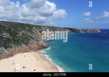 Oberhalb von Porthcurno Strandpanorama am sonnigen Sommertag in Cornwall UK Stockfoto