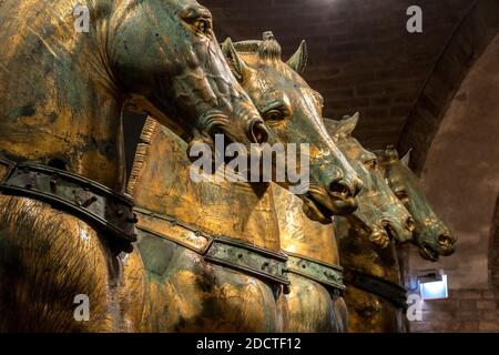 Römische Quadriga, (vier Pferde), auf dem Dach der San Marco Kathedrale in Venedig, Venedig, Italien Stockfoto