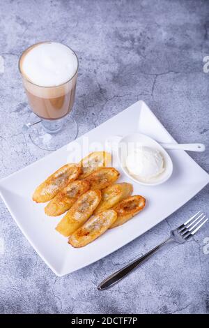 Gebratene Bananen mit Honig, Zimt, Kaffee und Eis. Nahaufnahme. Stockfoto