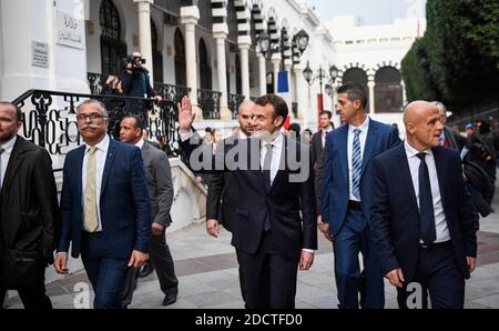 Der französische Präsident Emmanuel Macron (C) winkt, als er mit dem französischen Botschafter in Tunesien Olivier Poivre d'Arvor (C-R) am 1. Februar 2018 beim ersten Besuch Macrons in dem nordafrikanischen Land am Hauptsitz des Finanzministeriums in der Hauptstadt Tunis vorbeigeht.Foto von Eric Feferberg/Pool/ABACAPRESS.COM Stockfoto