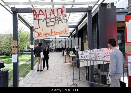 Am 16. April 2018 werden am Tor der Nanterre-Universität in der Nähe von Paris Transparente aufgehängt, um den Rücktritt des Universitätspräsidenten J.F Ballaude zu fordern. Ballaude genehmigte den Eintritt der Polizei auf dem Campus am 9. April, während einer Besetzung des Geländes, um gegen die Einführung von selektiveren Einreisebestimmungen für Universitäten zu protestieren, was zu 4 Studenten führte, die verhaftet wurden. Die wachsende Studentenproteste-Bewegung hat Macrons Regierung irritieren lassen, die sich auch mit Streiks von Eisenbahnmitarbeitern in der ersten großen Prüfung seiner unternehmerfreundlichen Entschlossenheit, die französische Wirtschaft neu zu gestalten, und kämpft Stockfoto