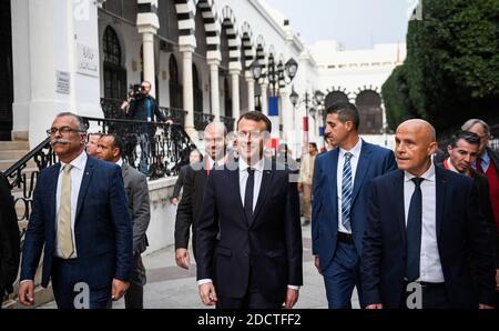 Der französische Präsident Emmanuel Macron (C) winkt, als er mit dem französischen Botschafter in Tunesien, Olivier Poivre d'Arvor (C-R), am 1. Februar 2018 beim ersten Besuch Macrons in dem nordafrikanischen Land am Hauptquartier des Finanzministeriums in der Hauptstadt Tunis vorbeigeht. Foto von Eric Feferberg/Pool/ABACAPRESS.COM Stockfoto