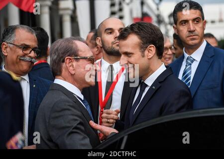 Der französische Präsident Emmanuel Macron (C-R) spricht mit dem ehemaligen Pariser Bürgermeister Bertrand Delanoe (L), der am 1. Februar 2018 während Macrons erstem Besuch im nordafrikanischen Land vor dem Hauptquartier des Finanzministeriums in der tunesischen Hauptstadt Tunis steht.Foto von Eric Feferberg/Pool/ABACAPRESS.COM Stockfoto