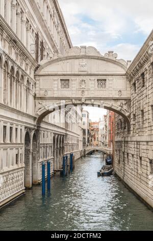 Blick auf die Seufzerbrücke (Ponte dei Sospiri) und der Rio de Palazzo o de Canonica Kanal von der Riva degli Schiavoni in Venedig, Italien. Der ponte d Stockfoto