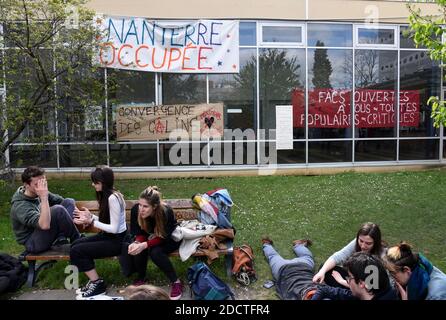 Am 16. April 2018 werden am Tor der Nanterre-Universität in der Nähe von Paris Transparente aufgehängt, um den Rücktritt des Universitätspräsidenten J.F Ballaude zu fordern. Ballaude genehmigte den Eintritt der Polizei auf dem Campus am 9. April, während einer Besetzung des Geländes, um gegen die Einführung von selektiveren Einreisebestimmungen für Universitäten zu protestieren, was zu 4 Studenten führte, die verhaftet wurden. Die wachsende Studentenproteste-Bewegung hat Macrons Regierung irritieren lassen, die sich auch mit Streiks von Eisenbahnmitarbeitern in der ersten großen Prüfung seiner unternehmerfreundlichen Entschlossenheit, die französische Wirtschaft neu zu gestalten, und kämpft Stockfoto