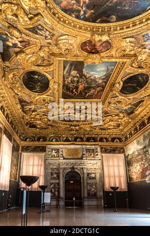 Venedig, Italien - 3. Oktober 2020: Innenraum des Dogenpalastes (Palazzo Ducale), der Sala dello Scrutinio (die Kammer der Prüfung). Dogenpalast ist Stockfoto