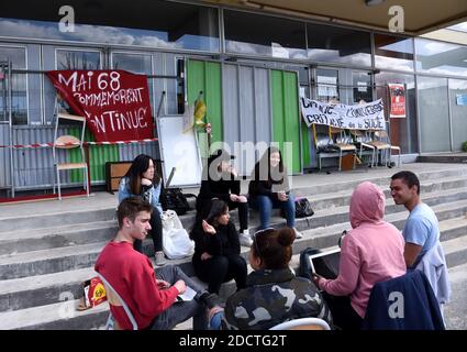 Am 16. April 2018 werden am Tor der Nanterre-Universität in der Nähe von Paris Transparente aufgehängt, um den Rücktritt des Universitätspräsidenten J.F Ballaude zu fordern. Ballaude genehmigte den Eintritt der Polizei auf dem Campus am 9. April, während einer Besetzung des Geländes, um gegen die Einführung von selektiveren Einreisebestimmungen für Universitäten zu protestieren, was zu 4 Studenten führte, die verhaftet wurden. Die wachsende Studentenproteste-Bewegung hat Macrons Regierung irritieren lassen, die sich auch mit Streiks von Eisenbahnmitarbeitern in der ersten großen Prüfung seiner unternehmerfreundlichen Entschlossenheit, die französische Wirtschaft neu zu gestalten, und kämpft Stockfoto