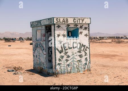 Allgemeine Ansicht von Slab City, auch die Platten genannt, in der Sonoran Wüste im Imperial County, in der Nähe von Niland, CA, USA im Jahr 2017. Es ist weitgehend eine Snowbird-Gemeinschaft, von Freizeitfahrzeug-Besitzer und Hausbesetzer aus ganz Nordamerika verwendet. Es hat seinen Namen von Betonplatten, die von der verlassenen WWII Marine Corps Kaserne von Camp Dunlap blieb. Der Film The Bad Batch (2016) mit Keanu Reeves, Jason Momoa und Jim Carrey wurde in Slab City gedreht und Sean Penn's Into the Wild (2007) enthält 14 Minuten des Films, der in Slab City gedreht wurde. Foto von Olivier Hertel/ABACAPRESS.COM Stockfoto