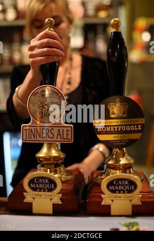 GROSSBRITANNIEN/Cornwall/ echte Biere auf dem Griff in einem kornischen Pub. Frau, die an der Bierzapfdose im Tinner's Arms Pub in Zennor, Cornwall, Großbritannien, arbeitet Stockfoto