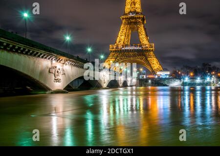 Nachtansicht der Überschwemmungen in Paris Stadt als seine Fluss weiter steigen, erreichen 6 Meter hoch in Paris, Frankreich am 25. Januar 2018. Foto von Christophe Geyres/ABACAPRESS.COM Stockfoto