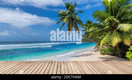 Sonniger Strand mit Holzboden, Palmen und dem türkisfarbenen Meer auf Paradise Island. Stockfoto