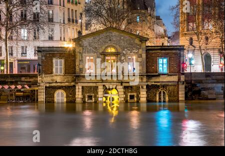 Nachtansicht der Überschwemmungen in Paris Stadt als seine Fluss weiter steigen, erreichen 6 Meter hoch in Paris, Frankreich am 25. Januar 2018. Foto von Christophe Geyres/ABACAPRESS.COM Stockfoto