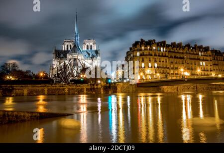 Nachtansicht der Überschwemmungen in Paris Stadt als seine Fluss weiter steigen, erreichen 6 Meter hoch in Paris, Frankreich am 25. Januar 2018. Foto von Christophe Geyres/ABACAPRESS.COM Stockfoto