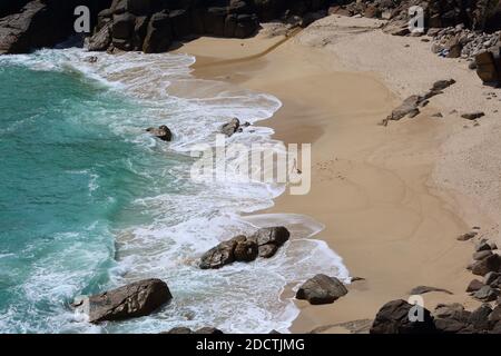 Anreise ins Meer an einem der Strände auf der Route der Südwestküste Weg in der Nähe von Porthcurno, Cornwall , Großbritannien Stockfoto