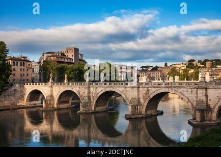 Morgenansicht der Ponte Sant Angelo alte Fußgängerbrücke über den Tiber in Rom, Italien Stockfoto