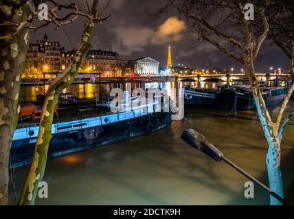 Nachtansicht der Überschwemmungen in Paris Stadt als seine Fluss weiter steigen, erreichen 6 Meter hoch in Paris, Frankreich am 25. Januar 2018. Foto von Christophe Geyres/ABACAPRESS.COM Stockfoto