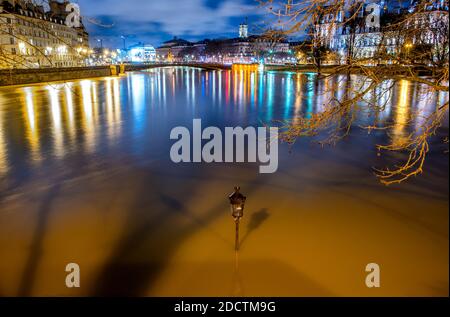 Nachtansicht der Überschwemmungen in Paris Stadt als seine Fluss weiter steigen, erreichen 6 Meter hoch in Paris, Frankreich am 25. Januar 2018. Foto von Christophe Geyres/ABACAPRESS.COM Stockfoto