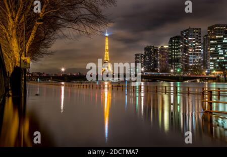 Nachtansicht der Überschwemmungen in Paris Stadt als seine Fluss weiter steigen, erreichen 6 Meter hoch in Paris, Frankreich am 25. Januar 2018. Foto von Christophe Geyres/ABACAPRESS.COM Stockfoto