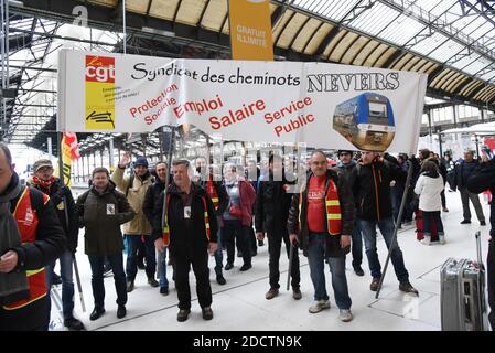 SNCF-Arbeiter demonstrieren am Bahnhof Gare de Lyon in Paris, Frankreich, am 22. März 2018, als Tausende französische Zugführer, Lehrer und Fluglotsen heute in einem großen Protesttag gegen die Reformbestrebungen des französischen Präsidenten in den Streik treten sollten. Die Walk-outs und Demonstrationen sind die neueste Kraftprobe für den 40-jährigen Präsidenten Macron, der eine neue Phase seiner Agenda zur Überarbeitung der staatlichen Eisenbahnen und anderer öffentlicher Dienste vorantreibt. Foto von Alain Apaydin/ABACAPRESS.COM Stockfoto