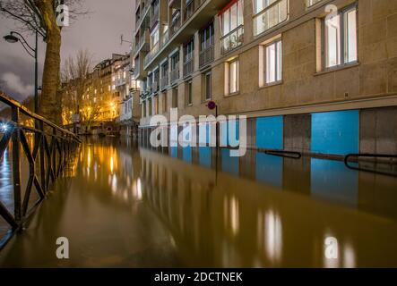 Nachtansicht der Überschwemmungen in Paris Stadt als seine Fluss weiter steigen, erreichen 6 Meter hoch in Paris, Frankreich am 25. Januar 2018. Foto von Christophe Geyres/ABACAPRESS.COM Stockfoto