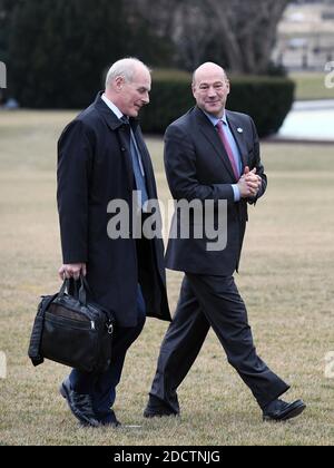 Datei Foto - der Chefwirtschaftsberater des Weißen Hauses Gary Cohn (R) und der Stabschef John Kelly kehren am 1. Februar 2018 in Washington, DC, ins Weiße Haus zurück. US-Präsident Donald Trumps Top-Wirtschaftsberater Gary Cohn tritt zurück, hat das Weiße Haus gesagt. Es ist die jüngste in einer Reihe von hochkarätigen Abgänge aus Präsident Trumps Team. Es wurde spekuliert, dass Herr Cohn, ein Befürworter des Freihandels, von Herrn Trumps Plänen, Zölle auf Aluminium- und Stahlimporte zu erheben, verärgert war. Foto von Olivier Douliery/Abaca Press Stockfoto