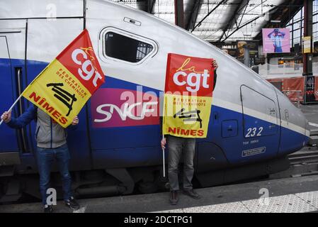 SNCF-Arbeiter demonstrieren am Bahnhof Gare de Lyon in Paris, Frankreich, am 22. März 2018, als Tausende französische Zugführer, Lehrer und Fluglotsen heute in einem großen Protesttag gegen die Reformbestrebungen des französischen Präsidenten in den Streik treten sollten. Die Walk-outs und Demonstrationen sind die neueste Kraftprobe für den 40-jährigen Präsidenten Macron, der eine neue Phase seiner Agenda zur Überarbeitung der staatlichen Eisenbahnen und anderer öffentlicher Dienste vorantreibt. Foto von Alain Apaydin/ABACAPRESS.COM Stockfoto