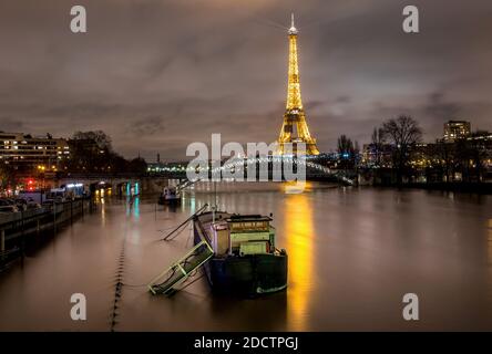 Nachtansicht der Überschwemmungen in Paris Stadt als seine Fluss weiter steigen, erreichen 6 Meter hoch in Paris, Frankreich am 25. Januar 2018. Foto von Christophe Geyres/ABACAPRESS.COM Stockfoto