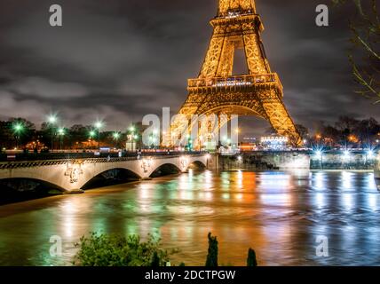 Nachtansicht der Überschwemmungen in Paris Stadt als seine Fluss weiter steigen, erreichen 6 Meter hoch in Paris, Frankreich am 25. Januar 2018. Foto von Christophe Geyres/ABACAPRESS.COM Stockfoto