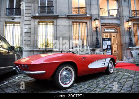 Chevrolet Corvette Roadster de 1961 achetée lors d'un dîner caritatif de Léonardo DiCaprio dont le tableau de Bord est dédicacé par 20 stars d'Hollywood a Paris, Frankreich am 1. Februar 2018. Foto von Alain Apaydin/ABACAPRESS.COM: Ben Affleck - Christian Bale - Orlando Bloom - Adrien Brody - Matt Damon - Benicio Del Toro - Leonardo DiCaprio - Robert Downey Jr - Jamie Foxx - Tom Hardy - Angelina Jolie - Gwyneth Paltrow - Sean Penn - Brad Pitt - Steven Spielberg - Meryl Streep - Channing Tatum - Charlie Theron - Mark Wiehloon. Stockfoto