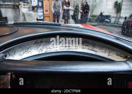 Chevrolet Corvette Roadster de 1961 achetée lors d'un dîner caritatif de Léonardo DiCaprio dont le tableau de Bord est dédicacé par 20 stars d'Hollywood a Paris, Frankreich am 1. Februar 2018. Foto von Alain Apaydin/ABACAPRESS.COM: Ben Affleck - Christian Bale - Orlando Bloom - Adrien Brody - Matt Damon - Benicio Del Toro - Leonardo DiCaprio - Robert Downey Jr - Jamie Foxx - Tom Hardy - Angelina Jolie - Gwyneth Paltrow - Sean Penn - Brad Pitt - Steven Spielberg - Meryl Streep - Channing Tatum - Charlie Theron - Mark Wiehloon. Stockfoto