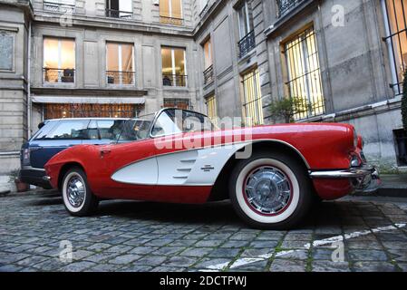 Chevrolet Corvette Roadster de 1961 achetée lors d'un dîner caritatif de Léonardo DiCaprio dont le tableau de Bord est dédicacé par 20 stars d'Hollywood a Paris, Frankreich am 1. Februar 2018. Foto von Alain Apaydin/ABACAPRESS.COM: Ben Affleck - Christian Bale - Orlando Bloom - Adrien Brody - Matt Damon - Benicio Del Toro - Leonardo DiCaprio - Robert Downey Jr - Jamie Foxx - Tom Hardy - Angelina Jolie - Gwyneth Paltrow - Sean Penn - Brad Pitt - Steven Spielberg - Meryl Streep - Channing Tatum - Charlie Theron - Mark Wiehloon. Stockfoto