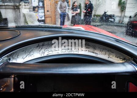 Chevrolet Corvette Roadster de 1961 achetée lors d'un dîner caritatif de Léonardo DiCaprio dont le tableau de Bord est dédicacé par 20 stars d'Hollywood a Paris, Frankreich am 1. Februar 2018. Foto von Alain Apaydin/ABACAPRESS.COM: Ben Affleck - Christian Bale - Orlando Bloom - Adrien Brody - Matt Damon - Benicio Del Toro - Leonardo DiCaprio - Robert Downey Jr - Jamie Foxx - Tom Hardy - Angelina Jolie - Gwyneth Paltrow - Sean Penn - Brad Pitt - Steven Spielberg - Meryl Streep - Channing Tatum - Charlie Theron - Mark Wiehloon. Stockfoto