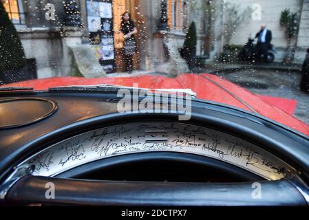 Chevrolet Corvette Roadster de 1961 achetée lors d'un dîner caritatif de Léonardo DiCaprio dont le tableau de Bord est dédicacé par 20 stars d'Hollywood a Paris, Frankreich am 1. Februar 2018. Foto von Alain Apaydin/ABACAPRESS.COM: Ben Affleck - Christian Bale - Orlando Bloom - Adrien Brody - Matt Damon - Benicio Del Toro - Leonardo DiCaprio - Robert Downey Jr - Jamie Foxx - Tom Hardy - Angelina Jolie - Gwyneth Paltrow - Sean Penn - Brad Pitt - Steven Spielberg - Meryl Streep - Channing Tatum - Charlie Theron - Mark Wiehloon. Stockfoto