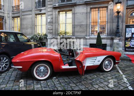 Chevrolet Corvette Roadster de 1961 achetée lors d'un dîner caritatif de Léonardo DiCaprio dont le tableau de Bord est dédicacé par 20 stars d'Hollywood a Paris, Frankreich am 1. Februar 2018. Foto von Alain Apaydin/ABACAPRESS.COM: Ben Affleck - Christian Bale - Orlando Bloom - Adrien Brody - Matt Damon - Benicio Del Toro - Leonardo DiCaprio - Robert Downey Jr - Jamie Foxx - Tom Hardy - Angelina Jolie - Gwyneth Paltrow - Sean Penn - Brad Pitt - Steven Spielberg - Meryl Streep - Channing Tatum - Charlie Theron - Mark Wiehloon. Stockfoto