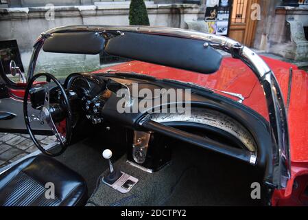 Chevrolet Corvette Roadster de 1961 achetée lors d'un dîner caritatif de Léonardo DiCaprio dont le tableau de Bord est dédicacé par 20 stars d'Hollywood a Paris, Frankreich am 1. Februar 2018. Foto von Alain Apaydin/ABACAPRESS.COM: Ben Affleck - Christian Bale - Orlando Bloom - Adrien Brody - Matt Damon - Benicio Del Toro - Leonardo DiCaprio - Robert Downey Jr - Jamie Foxx - Tom Hardy - Angelina Jolie - Gwyneth Paltrow - Sean Penn - Brad Pitt - Steven Spielberg - Meryl Streep - Channing Tatum - Charlie Theron - Mark Wiehloon. Stockfoto