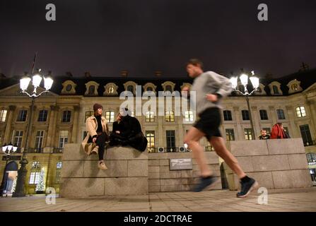 Außenansicht des Ritz Palace Hotels, Place Vendome in Paris, Frankreich, 11. Januar 2018. Die Polizei hat einige der Juwelen im Wert von über 4 Millionen Euro aus dem Ritz-Hotel im Zentrum von Paris geborgen, während Offiziere nach zwei Dieben jagen, die auf der Flucht sind. Eine Gruppe von fünf verwendet Achsen, um die Schaufenster der Schmuckgeschäfte im Erdgeschoss des Hotels in Place Vendome am Mittwochabend gegen 18:30 Uhr zu zerschlagen. Foto von Alain Apaydin/ABACAPRESS.COM Stockfoto