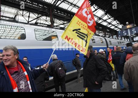 SNCF-Arbeiter demonstrieren am Bahnhof Gare de Lyon in Paris, Frankreich, am 22. März 2018, als Tausende französische Zugführer, Lehrer und Fluglotsen heute in einem großen Protesttag gegen die Reformbestrebungen des französischen Präsidenten in den Streik treten sollten. Die Walk-outs und Demonstrationen sind die neueste Kraftprobe für den 40-jährigen Präsidenten Macron, der eine neue Phase seiner Agenda zur Überarbeitung der staatlichen Eisenbahnen und anderer öffentlicher Dienste vorantreibt. Foto von Alain Apaydin/ABACAPRESS.COM Stockfoto