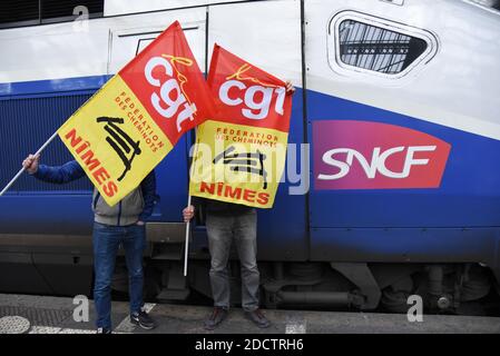 SNCF-Arbeiter demonstrieren am Bahnhof Gare de Lyon in Paris, Frankreich, am 22. März 2018, als Tausende französische Zugführer, Lehrer und Fluglotsen heute in einem großen Protesttag gegen die Reformbestrebungen des französischen Präsidenten in den Streik treten sollten. Die Walk-outs und Demonstrationen sind die neueste Kraftprobe für den 40-jährigen Präsidenten Macron, der eine neue Phase seiner Agenda zur Überarbeitung der staatlichen Eisenbahnen und anderer öffentlicher Dienste vorantreibt. Foto von Alain Apaydin/ABACAPRESS.COM Stockfoto