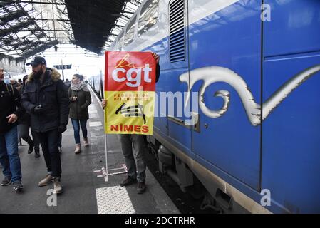 SNCF-Arbeiter demonstrieren am Bahnhof Gare de Lyon in Paris, Frankreich, am 22. März 2018, als Tausende französische Zugführer, Lehrer und Fluglotsen heute in einem großen Protesttag gegen die Reformbestrebungen des französischen Präsidenten in den Streik treten sollten. Die Walk-outs und Demonstrationen sind die neueste Kraftprobe für den 40-jährigen Präsidenten Macron, der eine neue Phase seiner Agenda zur Überarbeitung der staatlichen Eisenbahnen und anderer öffentlicher Dienste vorantreibt. Foto von Alain Apaydin/ABACAPRESS.COM Stockfoto